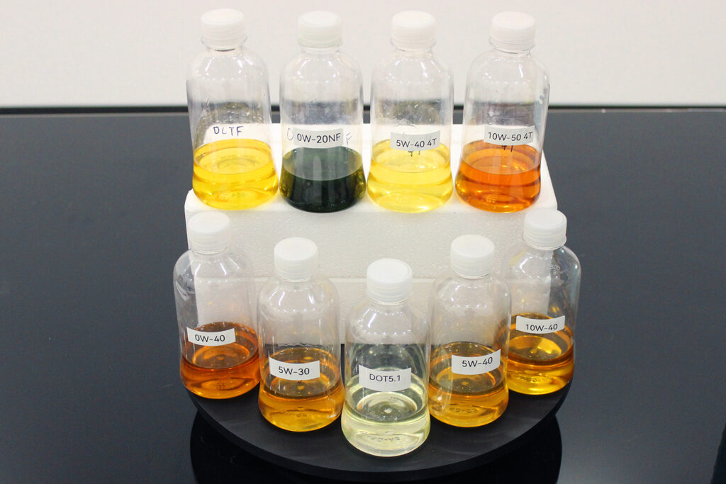 ingegneri che analizzano campioni di petrolio in laboratorio