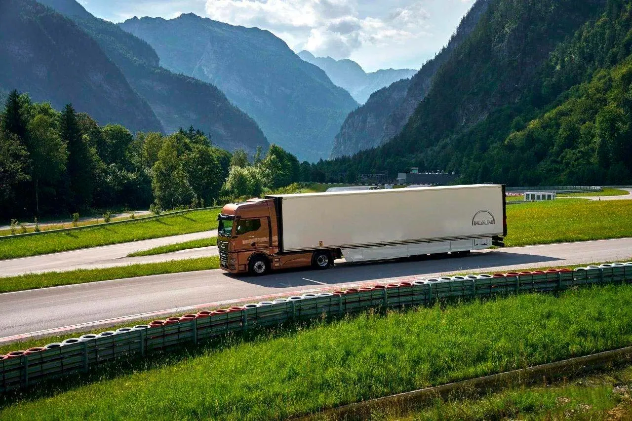 The D30 engine is mainly installed in 40-ton TGX and TGS semi-trailer tractors.