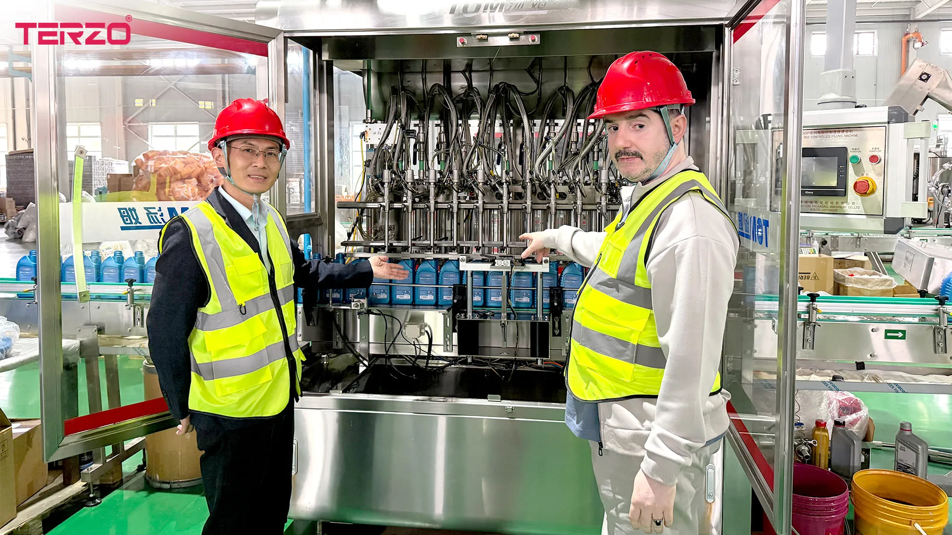 Ispezione della linea di produzione di lubrificanti per la produzione di olio per motori diesel e olio per motori