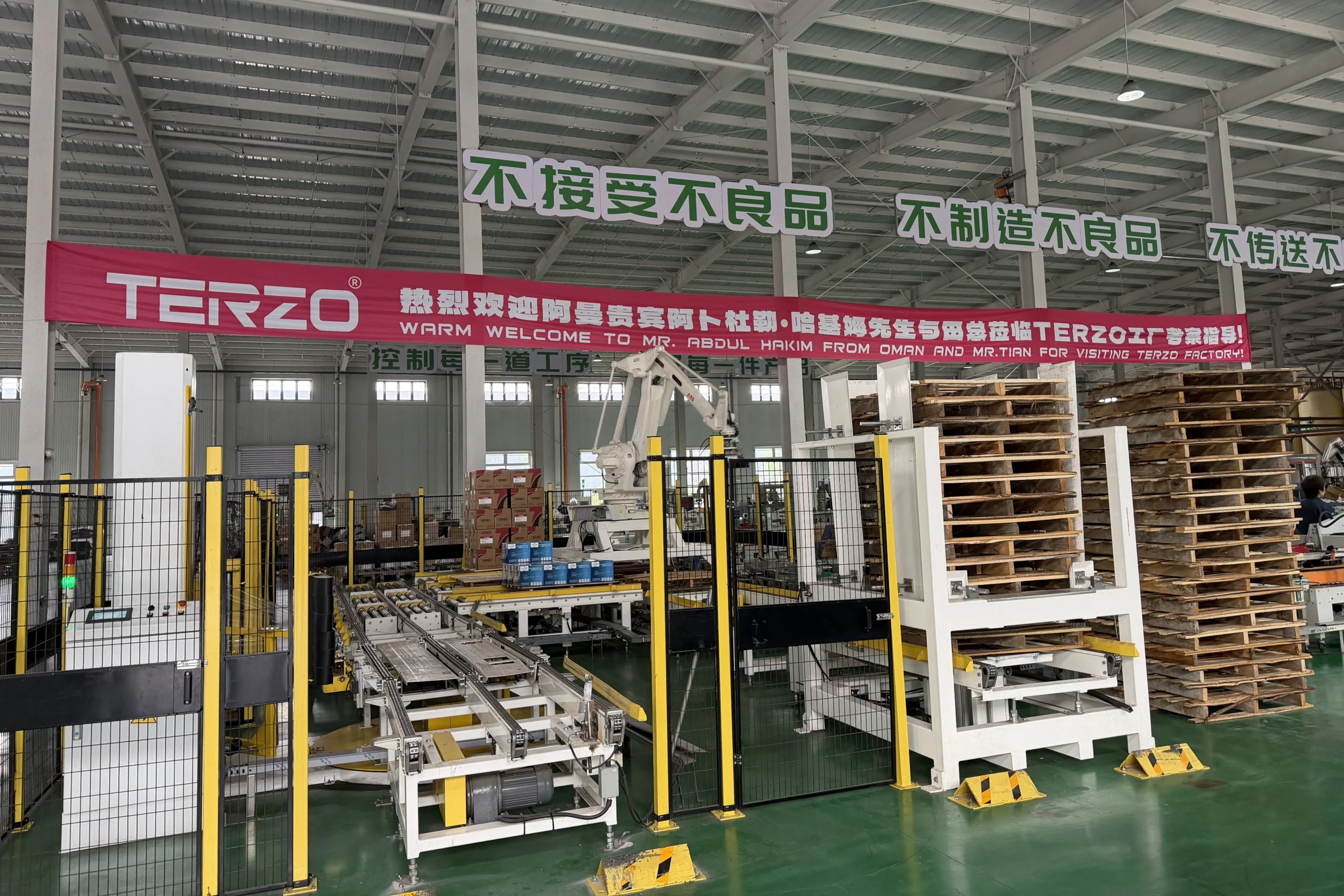 連結各大洲 | TERZO 與貝寧合作夥伴如何開拓貝寧潤滑油市場 1 TERZO 工廠擁有生產能力及 3,000 平方公尺的現貨倉庫,以支援國際分銷_1